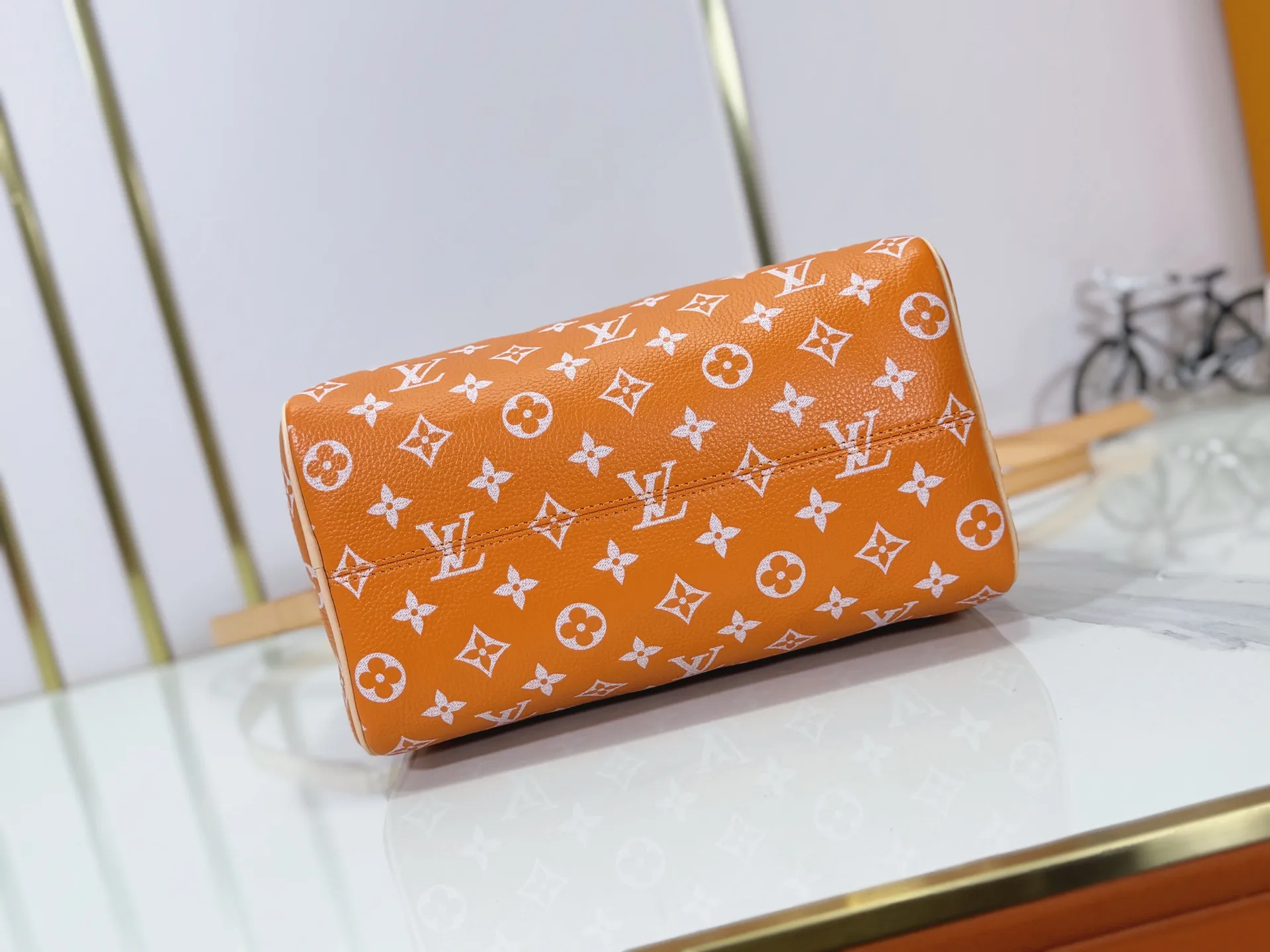 P280 Upgraded original M24424 M24425 M24426 M24423 M24443 M This Speedy Bandoulière 25 Monogram Leather handbag is made of soft cow leather and uses Monogram pattern to reproduce the elegant look and feel of canvas printing. Dazzling metal hardware, sheepskin lining and nameplate all reflect Creative Director Pharrell Williams' relentless attention to detail. Dimensions: 25.0 x 15.0 x 15.0 cm (length x height x width)