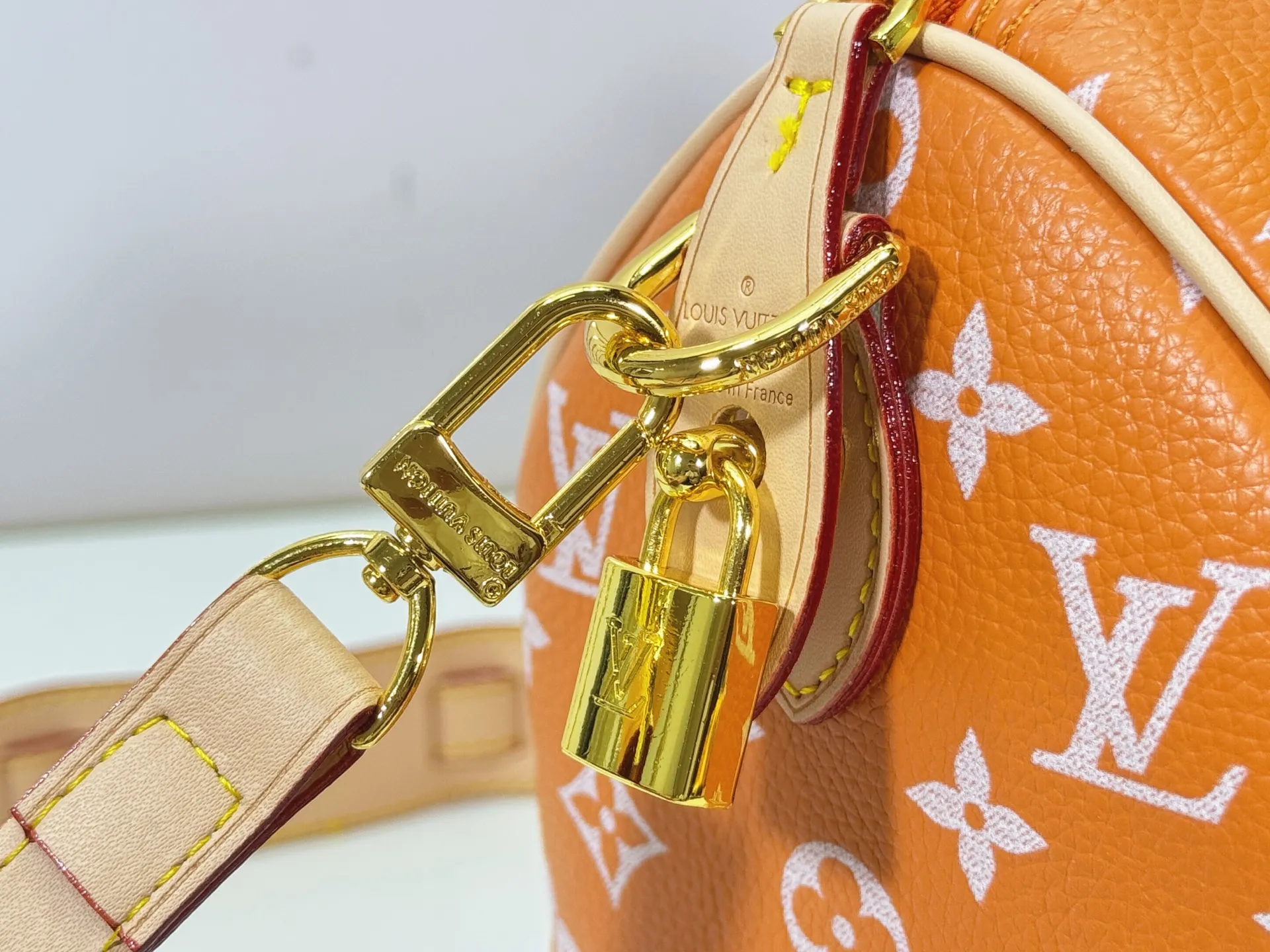 P280 Upgraded original M24424 M24425 M24426 M24423 M24443 M This Speedy Bandoulière 25 Monogram Leather handbag is made of soft cow leather and uses Monogram pattern to reproduce the elegant look and feel of canvas printing. Dazzling metal hardware, sheepskin lining and nameplate all reflect Creative Director Pharrell Williams' relentless attention to detail. Dimensions: 25.0 x 15.0 x 15.0 cm (length x height x width)