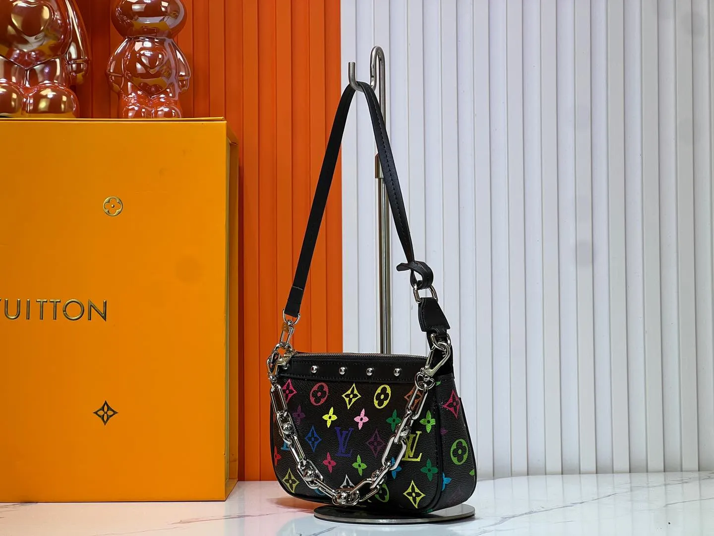 Batch 220💰M13404 Black color White color This Pochette Accessoires handbag is made of coated canvas, with colorful Monogram patterns to interpret the smart style of the Louis Vuitton × Murakami cross-border collaboration series. Calf leather trim and dazzling hardware add to the sophisticated details, while the detachable shoulder strap and chain provide flexible carry. Size: 22x13x4cm