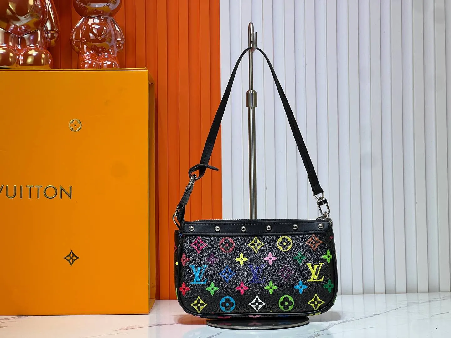 Batch 220💰M13404 Black color White color This Pochette Accessoires handbag is made of coated canvas, with colorful Monogram patterns to interpret the smart style of the Louis Vuitton × Murakami cross-border collaboration series. Calf leather trim and dazzling hardware add to the sophisticated details, while the detachable shoulder strap and chain provide flexible carry. Size: 22x13x4cm