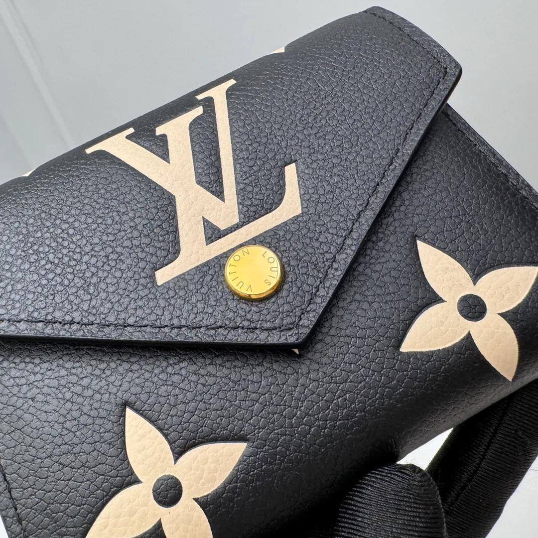 Factory price 380 [Top original order] M80968 black 👏👏 This Victorine wallet is made of soft grained Monogram Empreinte embossed leather and decorated with Louis Vuitton's classic Monogram embossed pattern. Two-tone leather accentuates this pattern and adds sophistication to the overall design. The wallet is compact in size but has enough space for banknotes, change and credit cards. Dimensions: 12 x 9.5 x 2.5 cm.