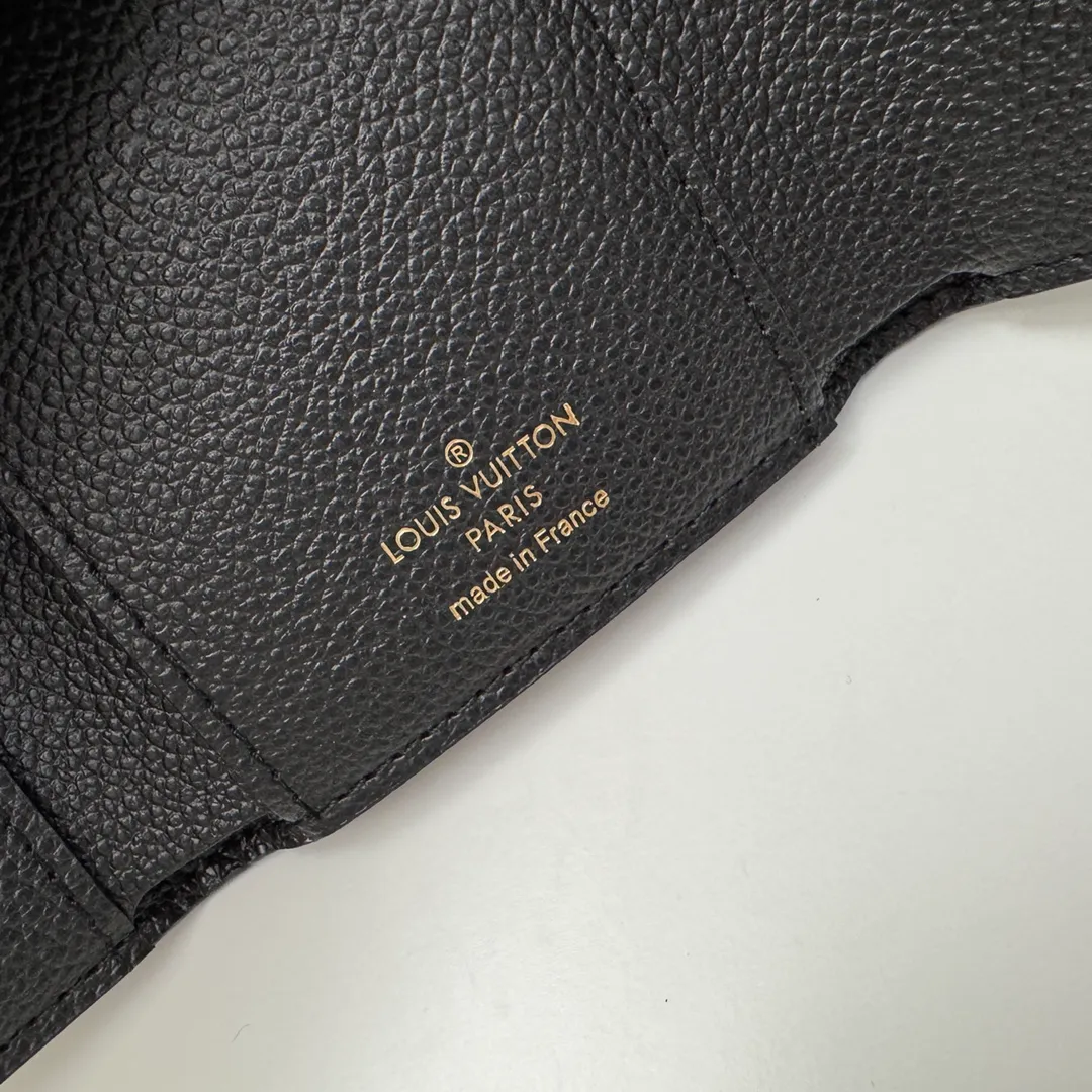 Factory price 380 [Top original order] M80968 black 👏👏 This Victorine wallet is made of soft grained Monogram Empreinte embossed leather and decorated with Louis Vuitton's classic Monogram embossed pattern. Two-tone leather accentuates this pattern and adds sophistication to the overall design. The wallet is compact in size but has enough space for banknotes, change and credit cards. Dimensions: 12 x 9.5 x 2.5 cm.