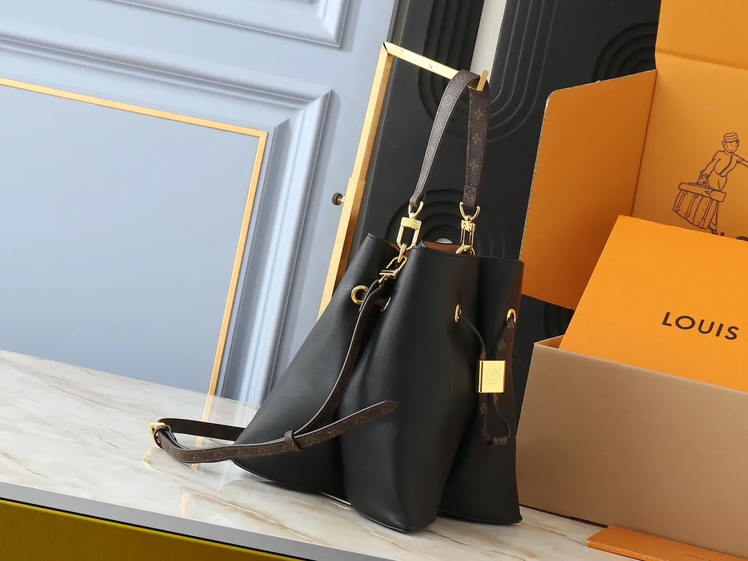 💰240💰Upgraded from the original M13843. This Bloom handbag combines smooth cow leather and Monogram canvas trim. It is recognizable with the Monogram flower-shaped base and bright metal parts. It shows the inspiration of the brand's Silhouette heel on the fashion show. The unique structure can store your phone and other daily necessities, and the detachable shoulder strap and handle provide multiple carrying methods. 16 x 21 x 21 cm (height x width x length)