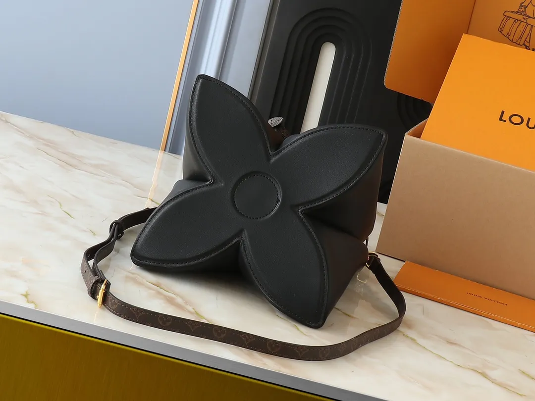 💰240💰Upgraded from the original M13843. This Bloom handbag combines smooth cow leather and Monogram canvas trim. It is recognizable with the Monogram flower-shaped base and bright metal parts. It shows the inspiration of the brand's Silhouette heel on the fashion show. The unique structure can store your phone and other daily necessities, and the detachable shoulder strap and handle provide multiple carrying methods. 16 x 21 x 21 cm (height x width x length)