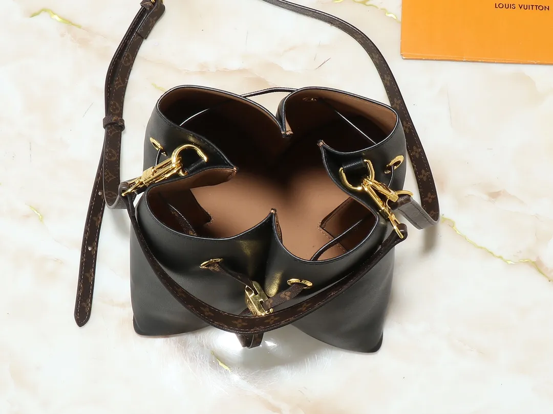 💰240💰Upgraded from the original M13843. This Bloom handbag combines smooth cow leather and Monogram canvas trim. It is recognizable with the Monogram flower-shaped base and bright metal parts. It shows the inspiration of the brand's Silhouette heel on the fashion show. The unique structure can store your phone and other daily necessities, and the detachable shoulder strap and handle provide multiple carrying methods. 16 x 21 x 21 cm (height x width x length)