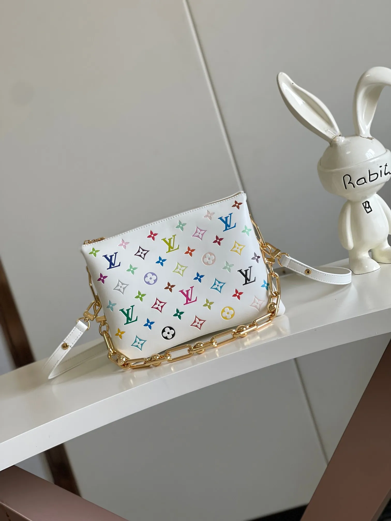 💰1300 (top-grain leather) top-quality original 163 chip M13233 This small Coussin handbag is from the Louis Vuitton The rugged metal chain and detachable leather shoulder strap allow for a variety of carrying options. 20 x 12 x 26 cm (height x width x length)950