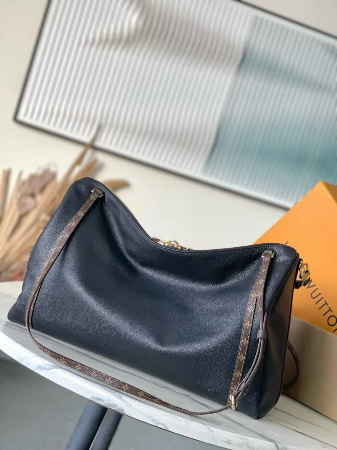 💰1340 (top-grain leather) top original M26037 Express Travel large handbag is made of soft cow leather and Monogram fabric lining to create a soft structure, showing Nicolas Ghesquiere's modern interpretation of the Keepall handbag. Ample space combined with flexible carrying options makes it an ideal choice for urban travelers. Dimensions: 45 × 20 × 27 cm