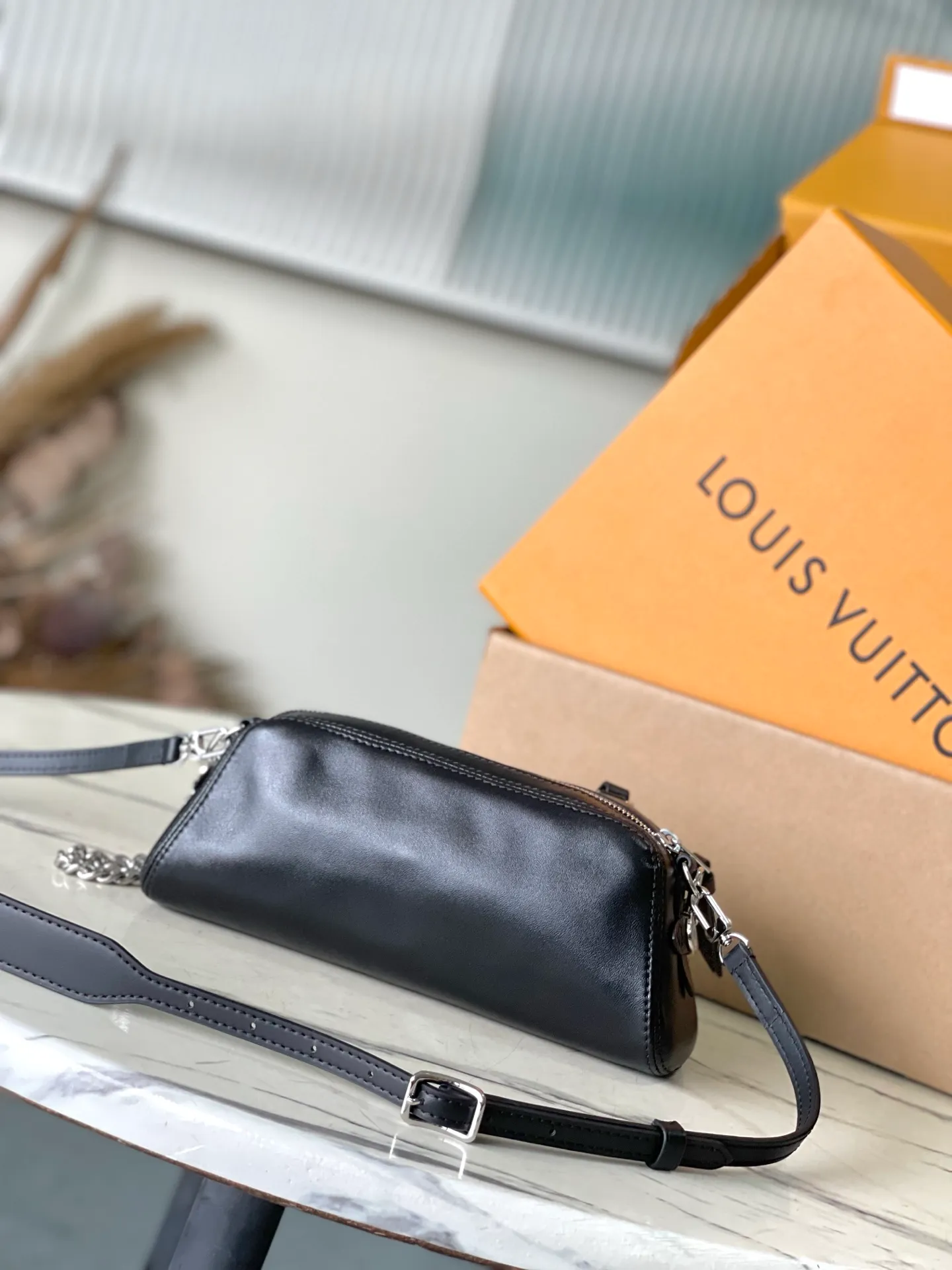 💰980 (top layer leather) top original order M14544 This Pochette Vibe handbag is from the LVVibe series. It has a shiny soft sheep leather body and a mesh strap. Monogram address plate and LVCircle logo highlight the brand style. The double-sided shoulder strap renews the original design of the Carryall LVVibe handbag, providing a variety of carrying options. Dimensions: 25 × 10 × 7.5 cm