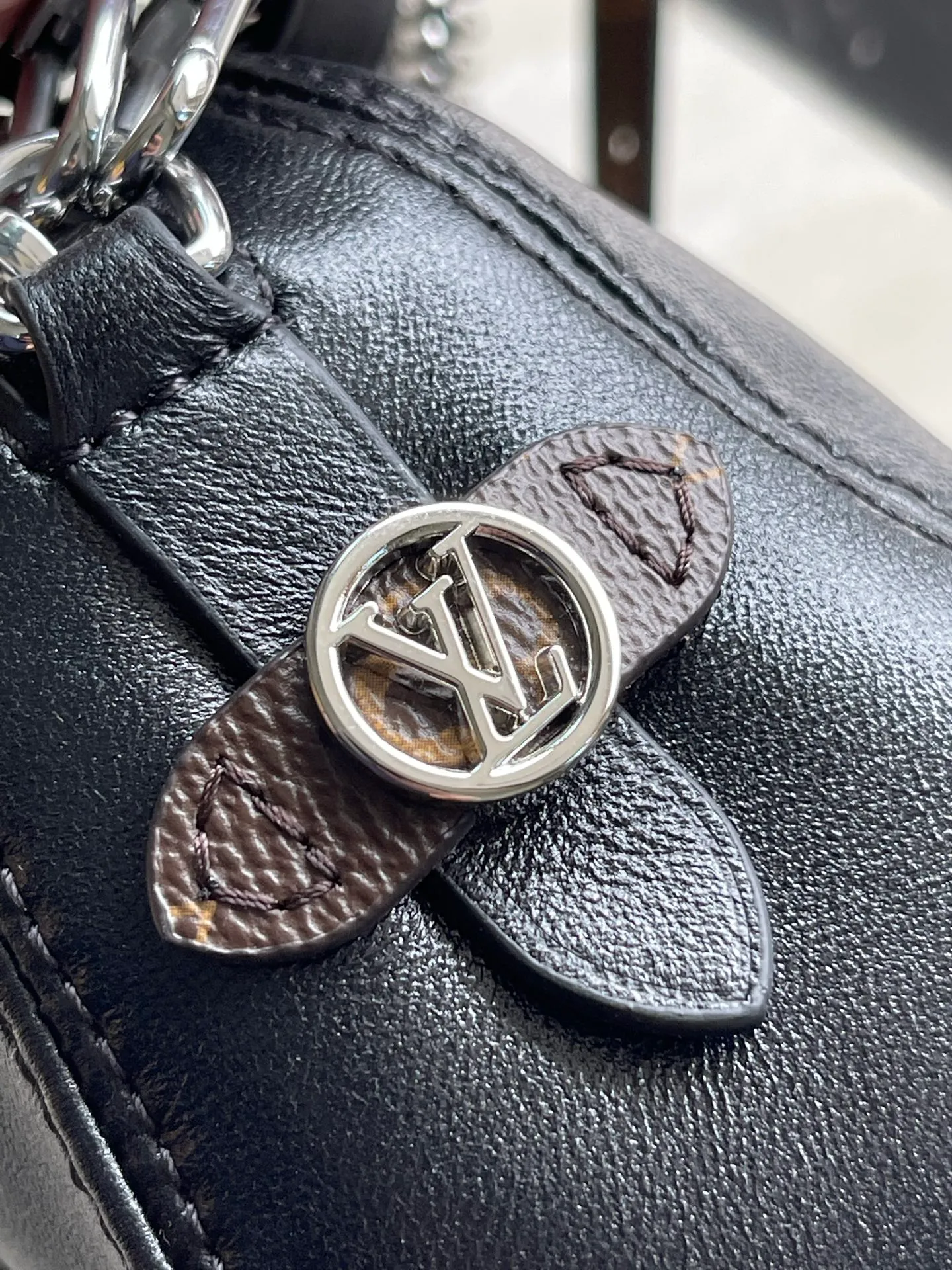 💰980 (top layer leather) top original order M14544 This Pochette Vibe handbag is from the LVVibe series. It has a shiny soft sheep leather body and a mesh strap. Monogram address plate and LVCircle logo highlight the brand style. The double-sided shoulder strap renews the original design of the Carryall LVVibe handbag, providing a variety of carrying options. Dimensions: 25 × 10 × 7.5 cm