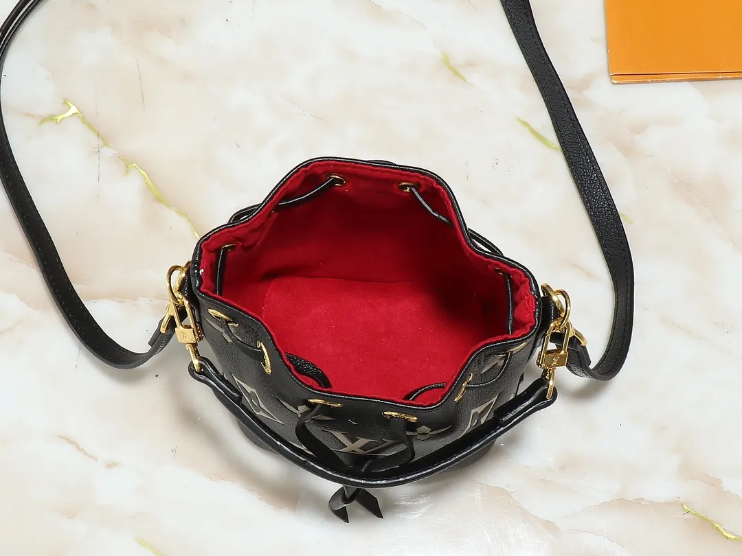 💰160💰Upgraded from the original M82933 M46291 M81266 silk screen Nano Noé handbag from the Summer Stardust capsule series. It uses Monogram Empreinte embossed leather to condense the classic Noé handbag structure, and then uses professional craftsmanship to present a subtle luster like a bright starry sky. Full leather embroidered thread mini bucket, color matching embossed gradient, silk screen printing, drawstring chain, mini bucketoo[Handshake][Handshake] Plenty of space to accommodate daily needs, the adjustable shoulder straps and handles are detachable, allowing for a variety of carrying methods. Dimensions: 13.0 x 16.0 x 10.0 cm (length x height x width)