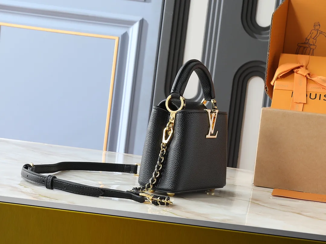 💰380💰Guangzhou goods Upgraded from the original M23083 M23082 This Capucines mini handbag incorporates exquisite Monogram flowers into the handle, presenting the three-dimensional look of the LV logo with delicate brushstrokes, injecting dazzling luster into the soft design. Full-grain Taurillon leather is designed to fit a smartphone, short wallet and other small essentials. Dimensions: 21.0 x 13.6 x 8.0 cm (length x height x width)