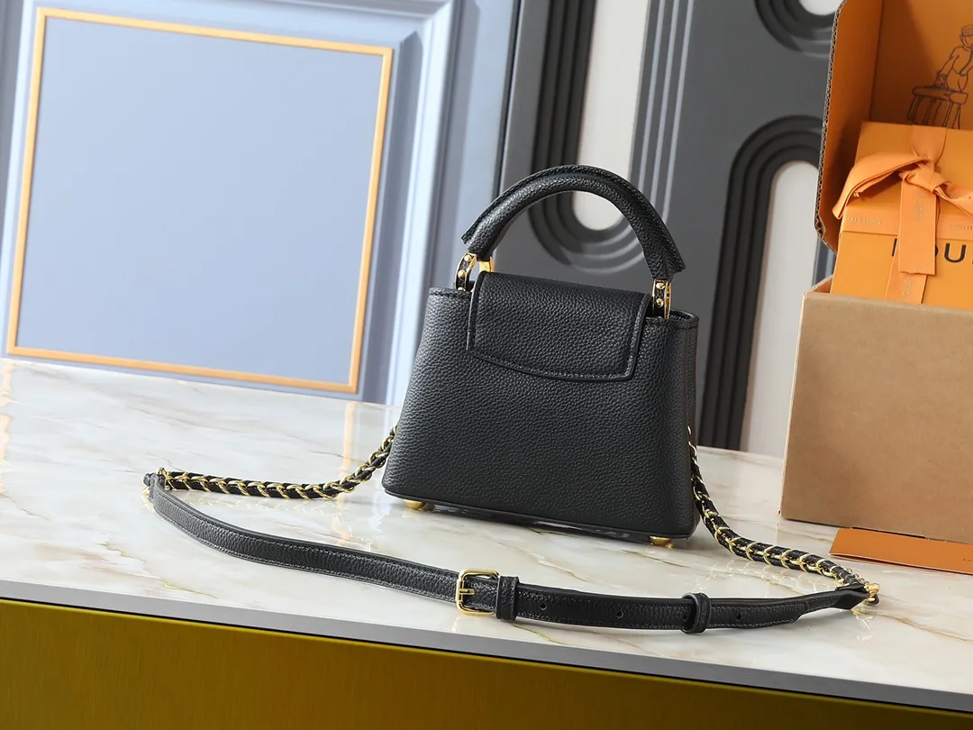 💰380💰Guangzhou goods Upgraded from the original M23083 M23082 This Capucines mini handbag incorporates exquisite Monogram flowers into the handle, presenting the three-dimensional look of the LV logo with delicate brushstrokes, injecting dazzling luster into the soft design. Full-grain Taurillon leather is designed to fit a smartphone, short wallet and other small essentials. Dimensions: 21.0 x 13.6 x 8.0 cm (length x height x width)