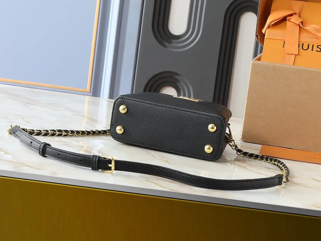 💰380💰Guangzhou goods Upgraded from the original M23083 M23082 This Capucines mini handbag incorporates exquisite Monogram flowers into the handle, presenting the three-dimensional look of the LV logo with delicate brushstrokes, injecting dazzling luster into the soft design. Full-grain Taurillon leather is designed to fit a smartphone, short wallet and other small essentials. Dimensions: 21.0 x 13.6 x 8.0 cm (length x height x width)