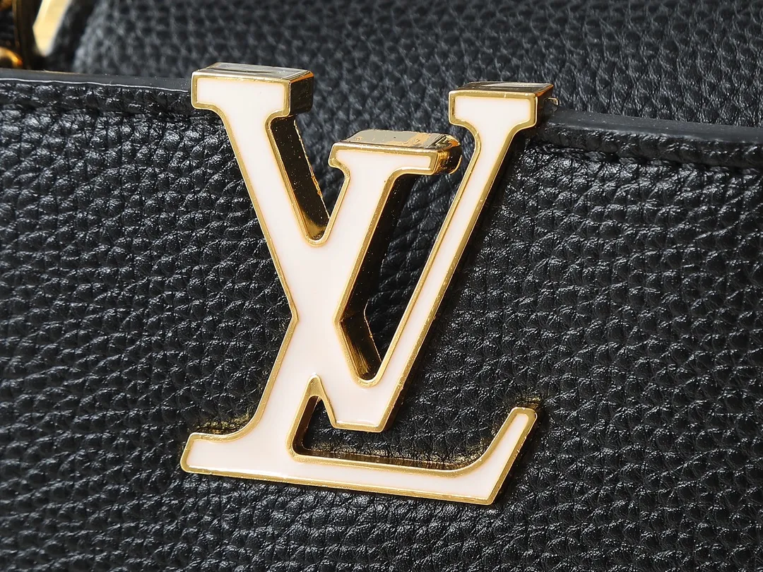 💰380💰Guangzhou goods Upgraded from the original M23083 M23082 This Capucines mini handbag incorporates exquisite Monogram flowers into the handle, presenting the three-dimensional look of the LV logo with delicate brushstrokes, injecting dazzling luster into the soft design. Full-grain Taurillon leather is designed to fit a smartphone, short wallet and other small essentials. Dimensions: 21.0 x 13.6 x 8.0 cm (length x height x width)