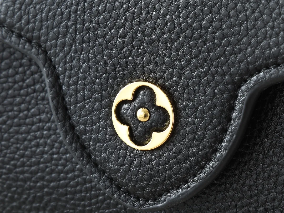 💰380💰Guangzhou goods Upgraded from the original M23083 M23082 This Capucines mini handbag incorporates exquisite Monogram flowers into the handle, presenting the three-dimensional look of the LV logo with delicate brushstrokes, injecting dazzling luster into the soft design. Full-grain Taurillon leather is designed to fit a smartphone, short wallet and other small essentials. Dimensions: 21.0 x 13.6 x 8.0 cm (length x height x width)