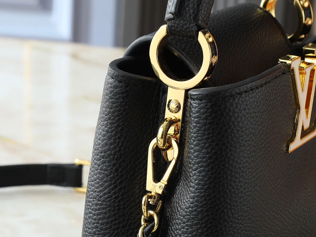 💰380💰Guangzhou goods Upgraded from the original M23083 M23082 This Capucines mini handbag incorporates exquisite Monogram flowers into the handle, presenting the three-dimensional look of the LV logo with delicate brushstrokes, injecting dazzling luster into the soft design. Full-grain Taurillon leather is designed to fit a smartphone, short wallet and other small essentials. Dimensions: 21.0 x 13.6 x 8.0 cm (length x height x width)