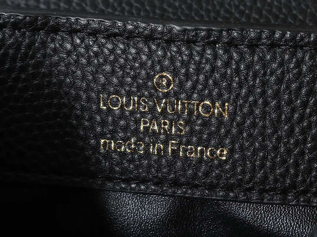 💰380💰Guangzhou goods Upgraded from the original M23083 M23082 This Capucines mini handbag incorporates exquisite Monogram flowers into the handle, presenting the three-dimensional look of the LV logo with delicate brushstrokes, injecting dazzling luster into the soft design. Full-grain Taurillon leather is designed to fit a smartphone, short wallet and other small essentials. Dimensions: 21.0 x 13.6 x 8.0 cm (length x height x width)
