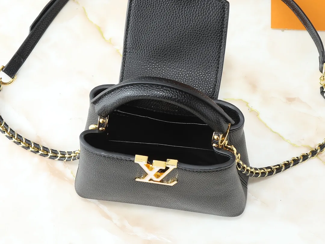 💰380💰Guangzhou goods Upgraded from the original M23083 M23082 This Capucines mini handbag incorporates exquisite Monogram flowers into the handle, presenting the three-dimensional look of the LV logo with delicate brushstrokes, injecting dazzling luster into the soft design. Full-grain Taurillon leather is designed to fit a smartphone, short wallet and other small essentials. Dimensions: 21.0 x 13.6 x 8.0 cm (length x height x width)