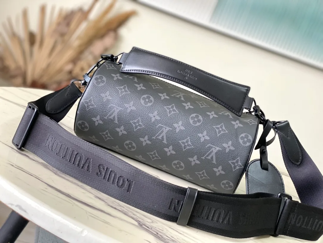 💰960 Top Original M46691 Black Flower This Soft Polochon handbag combines Monogram Macassar canvas and bright leather details to make the unique cylindrical outline more modern, providing an alternative new way to carry daily needs. The form-fitting design features removable leather handles and a removable and adjustable fabric shoulder strap for versatile travel options. Detailed features 33 x 17 x 17 cm (length x height x width)