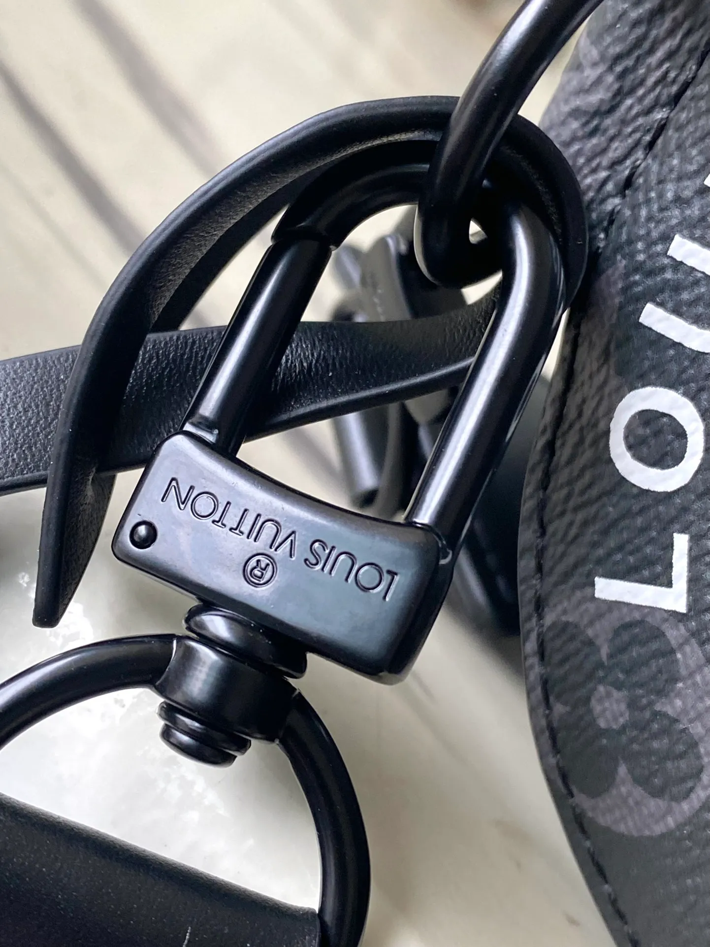 💰960 Top Original M46691 Black Flower This Soft Polochon handbag combines Monogram Macassar canvas and bright leather details to make the unique cylindrical outline more modern, providing an alternative new way to carry daily needs. The form-fitting design features removable leather handles and a removable and adjustable fabric shoulder strap for versatile travel options. Detailed features 33 x 17 x 17 cm (length x height x width)