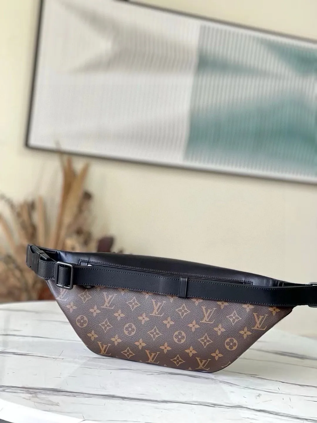 💰740 Top original order M44336 presbyopic DISCOVERY waist bag This Discovery waist bag is made of soft Monogram Shadow embossed calfskin, with a charming retro flavor that interprets casual fashion style. The style is versatile and functional, with front and rear zippered pockets for easy access to your phone, keys and cards, while the adjustable strap makes it easy to wear around the waist, shoulder or cross-body. 47.0 x 20.0 x 9.0 cm 56%