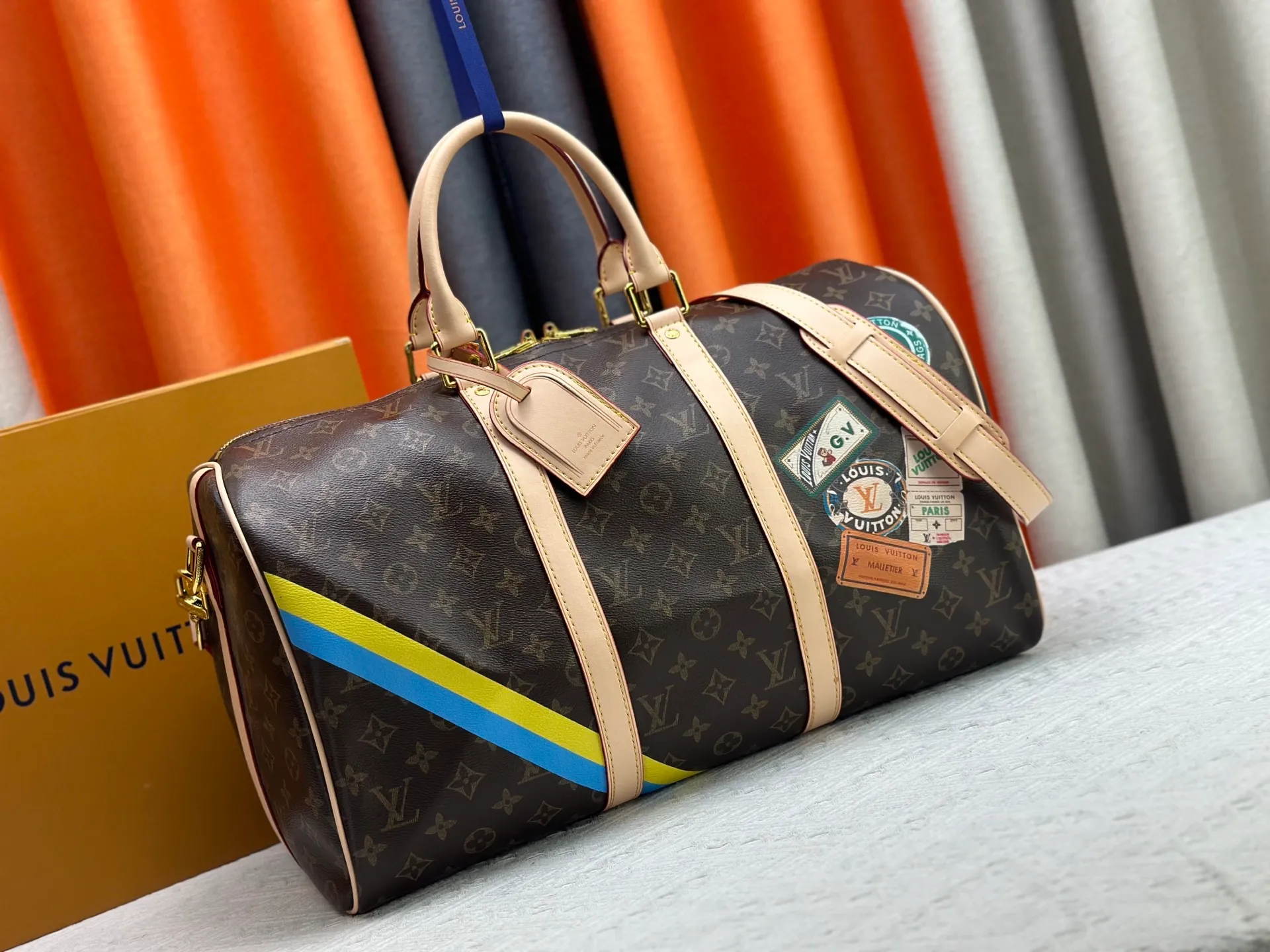P340 upgraded original M01949 M41418 M40569 M45604 M40605 Keepall 45 travel bag, made of the new iconic black and gray Monogram Eclipse canvas. Since 1930, the Keepall series of bags has accompanied generations of travelers traveling around the world. Featuring multiple comfortable leather handles, a strap for casual cross-body carry and a shiny padlock, this updated travel bag is the ideal companion for short trips. Dimensions: 45.0 x 27.0 x 20.0 cm