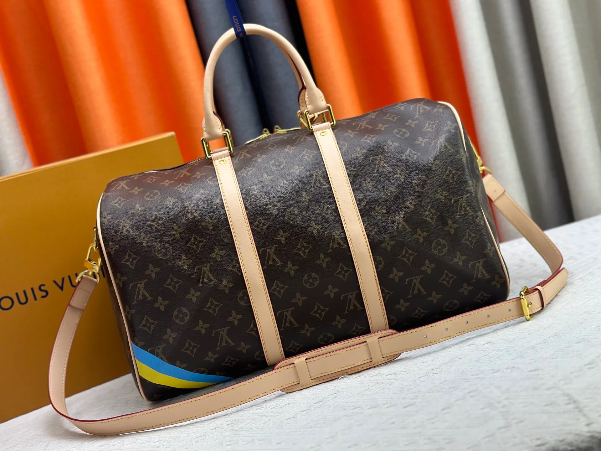P340 upgraded original M01949 M41418 M40569 M45604 M40605 Keepall 45 travel bag, made of the new iconic black and gray Monogram Eclipse canvas. Since 1930, the Keepall series of bags has accompanied generations of travelers traveling around the world. Featuring multiple comfortable leather handles, a strap for casual cross-body carry and a shiny padlock, this updated travel bag is the ideal companion for short trips. Dimensions: 45.0 x 27.0 x 20.0 cm