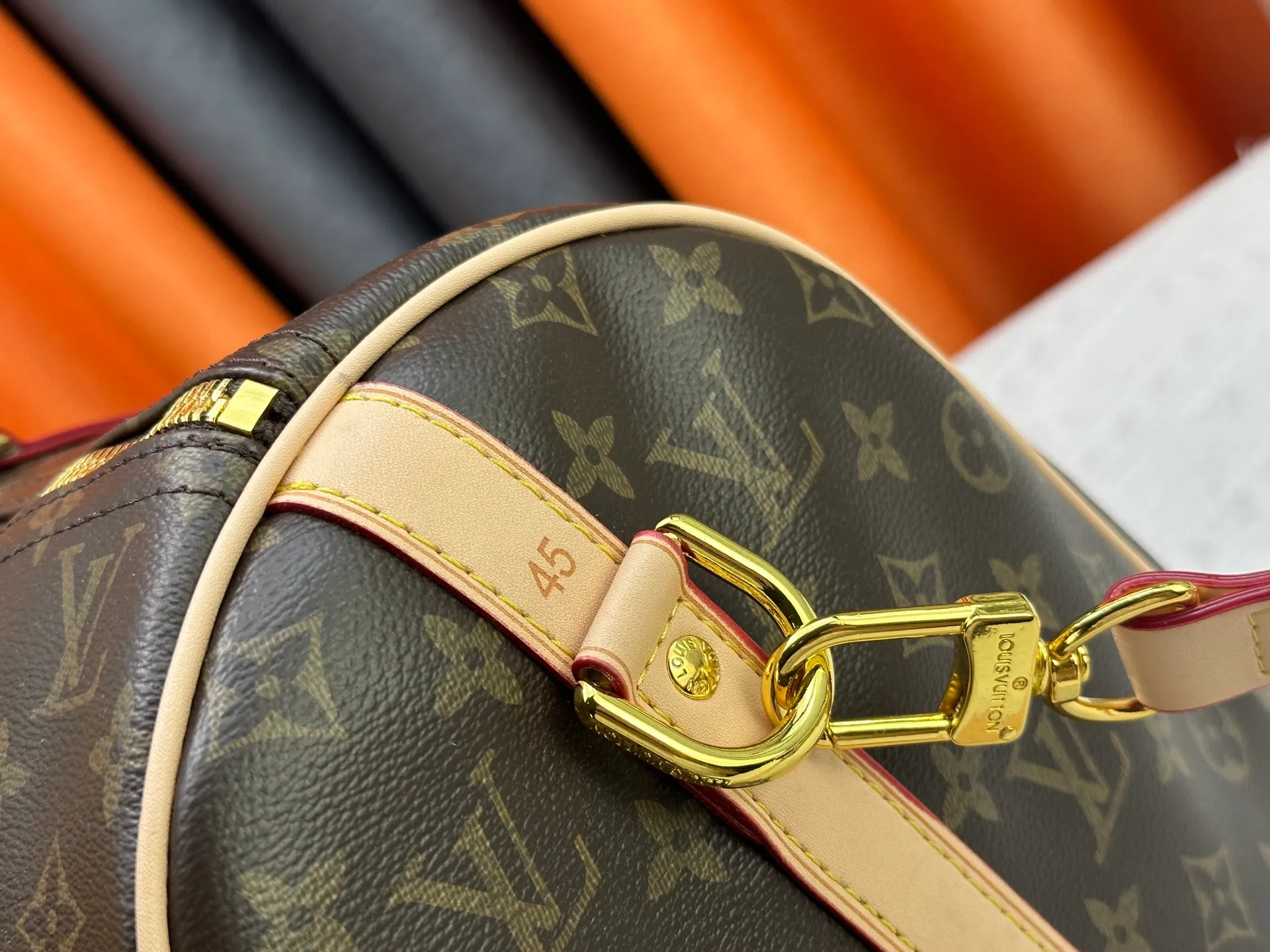 P340 upgraded original M01949 M41418 M40569 M45604 M40605 Keepall 45 travel bag, made of the new iconic black and gray Monogram Eclipse canvas. Since 1930, the Keepall series of bags has accompanied generations of travelers traveling around the world. Featuring multiple comfortable leather handles, a strap for casual cross-body carry and a shiny padlock, this updated travel bag is the ideal companion for short trips. Dimensions: 45.0 x 27.0 x 20.0 cm