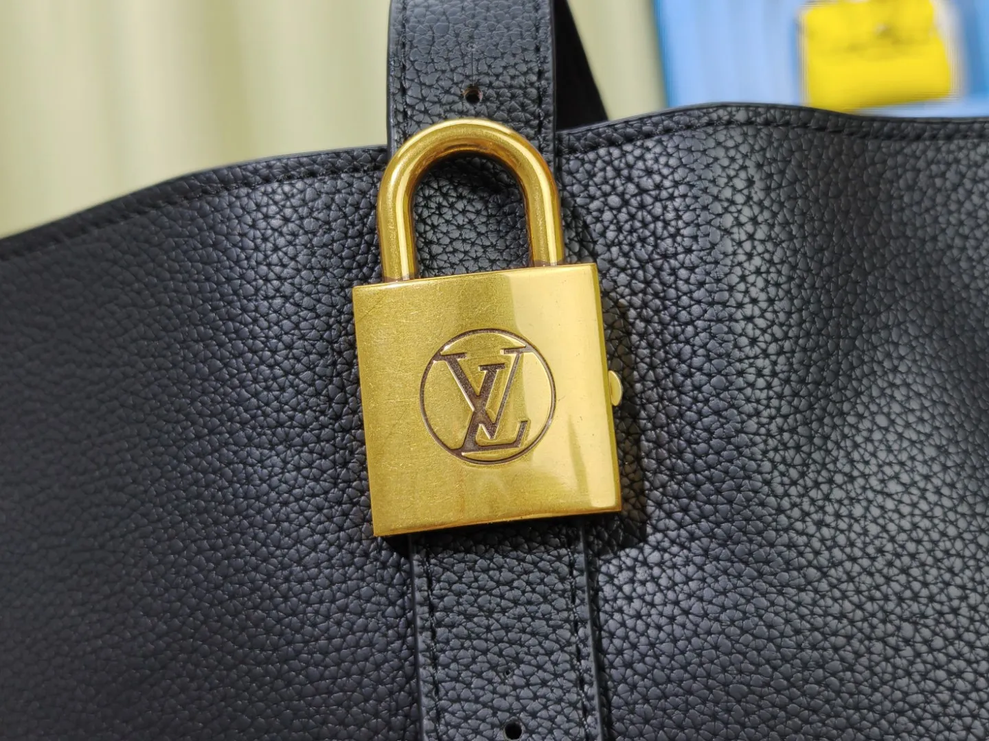 P280💰 Upgraded from the original M25341 M25342 M25343 This medium-sized Low Key Cabas handbag is wrapped in soft grained cow leather and lined with suede leather, creating a luxurious style with ingenuity. The brand's iconic padlock demonstrates an eclectic mix of elegant aesthetics and security features. The adjustable handle enables you to switch between hand-held and long- or short-shoulder carry. Dimensions: 47.0 x 30.0 x 14.0 cm