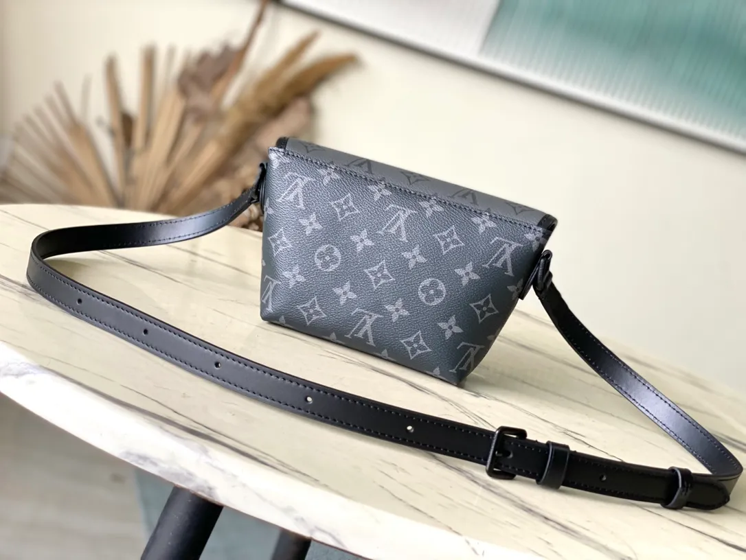💰780 Top Original Order M12806 This Pulse mini handbag is made of Monogram Eclipse LTJM coated canvas, conveying modern style with simple lines and sporty elements. Its compact construction houses the main compartment and a zipped pocket on the flap with a corded zipper pull. Dimensions: 22.5 × 16 × 5 cm