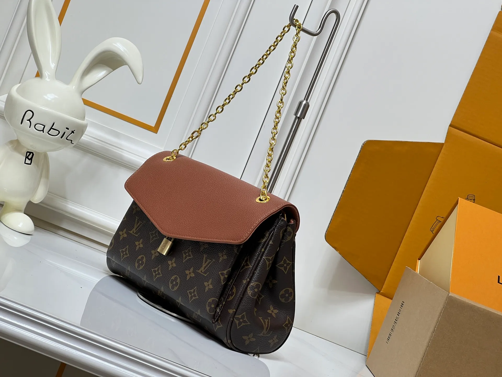 💰320M26285 black M27065 brown Saint-Germain PM handbag comes from the elegant Paris neighborhood. She is known by this name as an inspiration. This elegant single-frame canvas and leather model features a gold-tone chain and iconic LV padlock, a nod to Louis Vuitton's historic suitcases. The size is ideal for all essentials. With the external drawer, cards or keys can be taken with you wherever you go. The chain can be worn diagonally across the body or over the shoulder, and the bag can also be carried in the hand. Dimensions: 30.5 x 21 x 12.5 cm (length x height x width)