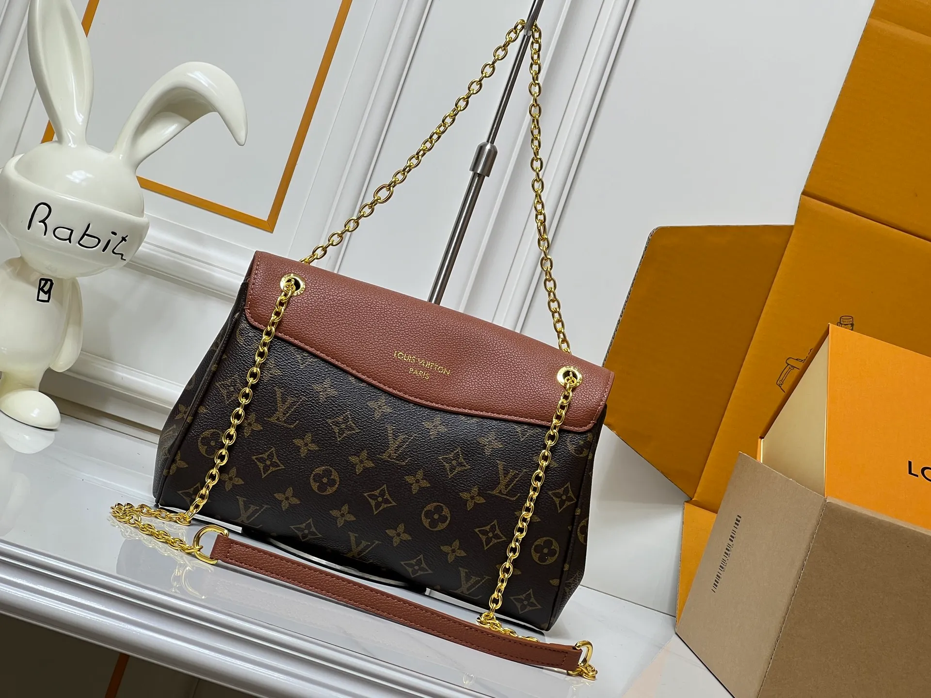 💰320M26285 black M27065 brown Saint-Germain PM handbag comes from the elegant Paris neighborhood. She is known by this name as an inspiration. This elegant single-frame canvas and leather model features a gold-tone chain and iconic LV padlock, a nod to Louis Vuitton's historic suitcases. The size is ideal for all essentials. With the external drawer, cards or keys can be taken with you wherever you go. The chain can be worn diagonally across the body or over the shoulder, and the bag can also be carried in the hand. Dimensions: 30.5 x 21 x 12.5 cm (length x height x width)