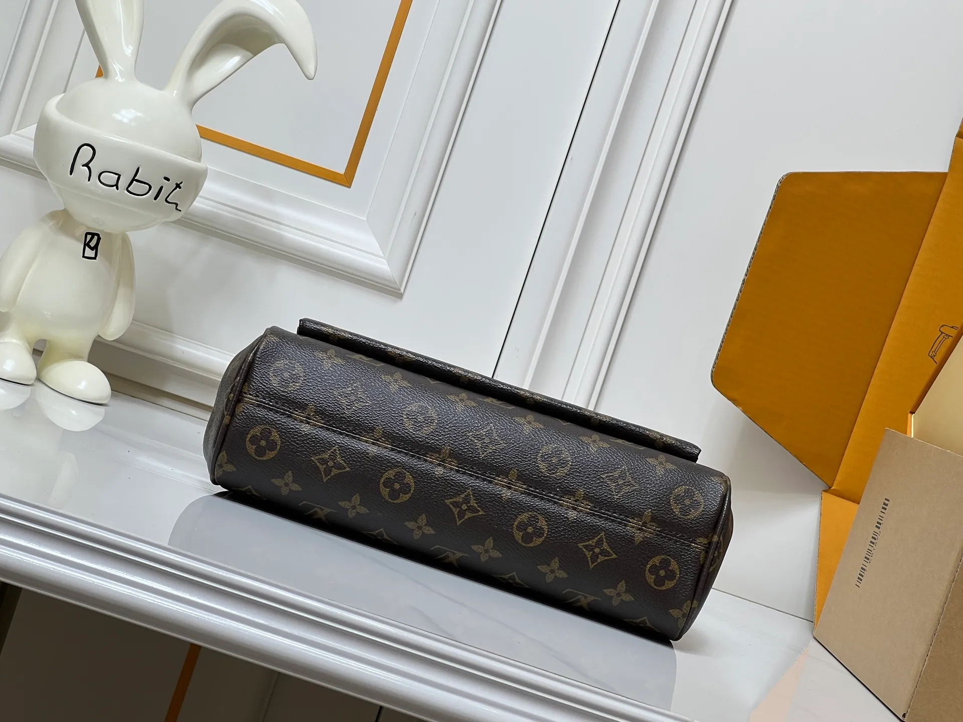 💰320M26285 black M27065 brown Saint-Germain PM handbag comes from the elegant Paris neighborhood. She is known by this name as an inspiration. This elegant single-frame canvas and leather model features a gold-tone chain and iconic LV padlock, a nod to Louis Vuitton's historic suitcases. The size is ideal for all essentials. With the external drawer, cards or keys can be taken with you wherever you go. The chain can be worn diagonally across the body or over the shoulder, and the bag can also be carried in the hand. Dimensions: 30.5 x 21 x 12.5 cm (length x height x width)