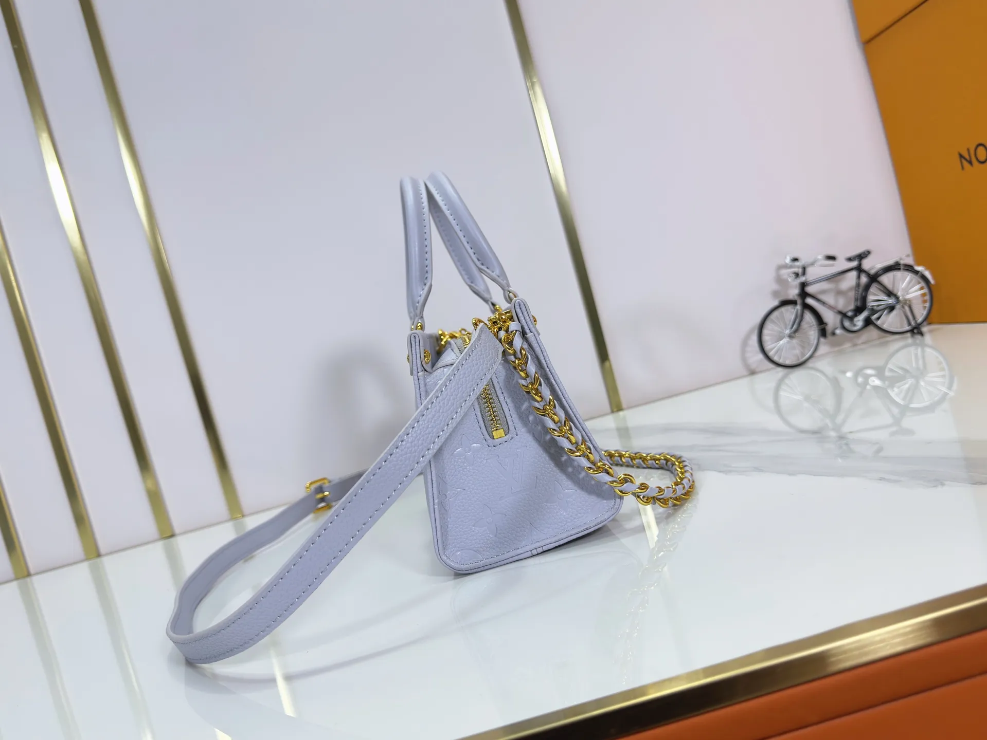P240 Upgraded original M15192 M23640 M23698 M14213 M14236 M46653 This OnTheGo East West handbag is from the LV Milky Way series. It renders the iconic Monogram Empreinte leather in seasonal colors, complementing the shiny metal parts and detachable woven chain. The inner and outer compartments can store daily necessities in an orderly manner, and the compact size makes it easy to carry in a variety of ways. Dimensions: 25.0 x 13.0 x 10.0 cm (length x height x width)