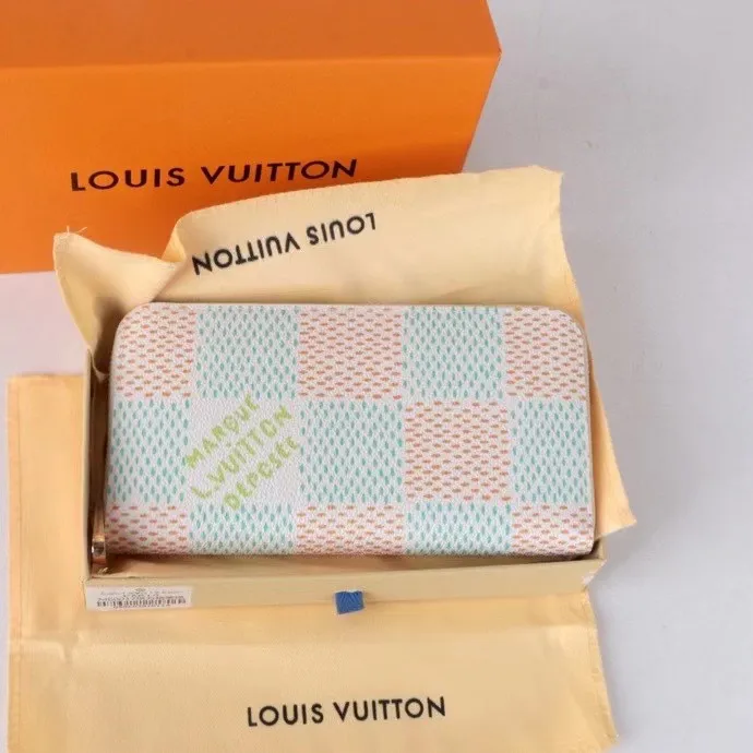 P140💰 Model: 60017 checkered sapphire blue New model The latest model for spring and summer 2024, this pocket wallet combines the elegance of Damier Graphite canvas with the delicate texture of Epi leather, with stripes emblazoned with the Louis Vuitton logo. The elegant design can accommodate credit cards, banknotes and receipts, making it suitable for daily carrying or gift giving. Epi leather and Damier Graphite coated sail. Textile cowhide trimmed cowhide lining, card compartment, inner pocket, outer patch pocket, Made in one of France, Spain, Italy and the United States; 19.5 x 10.5 x 2.5 cm (length x height x width)