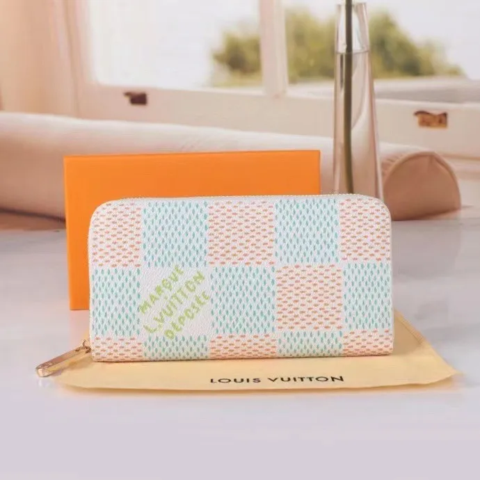 P140💰 Model: 60017 checkered sapphire blue New model The latest model for spring and summer 2024, this pocket wallet combines the elegance of Damier Graphite canvas with the delicate texture of Epi leather, with stripes emblazoned with the Louis Vuitton logo. The elegant design can accommodate credit cards, banknotes and receipts, making it suitable for daily carrying or gift giving. Epi leather and Damier Graphite coated sail. Textile cowhide trimmed cowhide lining, card compartment, inner pocket, outer patch pocket, Made in one of France, Spain, Italy and the United States; 19.5 x 10.5 x 2.5 cm (length x height x width)