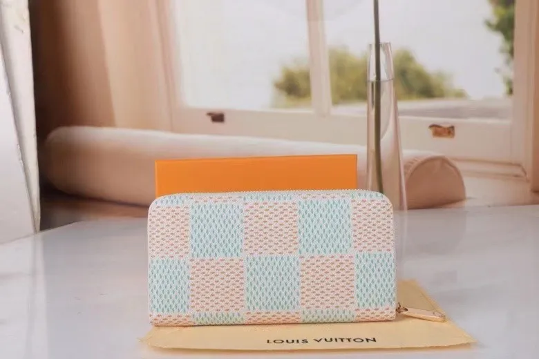 P140💰 Model: 60017 checkered sapphire blue New model The latest model for spring and summer 2024, this pocket wallet combines the elegance of Damier Graphite canvas with the delicate texture of Epi leather, with stripes emblazoned with the Louis Vuitton logo. The elegant design can accommodate credit cards, banknotes and receipts, making it suitable for daily carrying or gift giving. Epi leather and Damier Graphite coated sail. Textile cowhide trimmed cowhide lining, card compartment, inner pocket, outer patch pocket, Made in one of France, Spain, Italy and the United States; 19.5 x 10.5 x 2.5 cm (length x height x width)