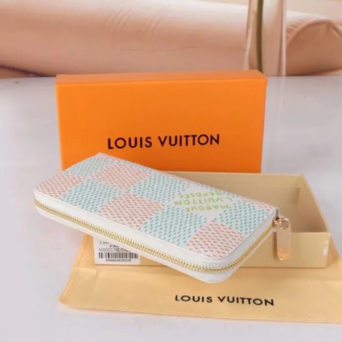 P140💰 Model: 60017 checkered sapphire blue New model The latest model for spring and summer 2024, this pocket wallet combines the elegance of Damier Graphite canvas with the delicate texture of Epi leather, with stripes emblazoned with the Louis Vuitton logo. The elegant design can accommodate credit cards, banknotes and receipts, making it suitable for daily carrying or gift giving. Epi leather and Damier Graphite coated sail. Textile cowhide trimmed cowhide lining, card compartment, inner pocket, outer patch pocket, Made in one of France, Spain, Italy and the United States; 19.5 x 10.5 x 2.5 cm (length x height x width)