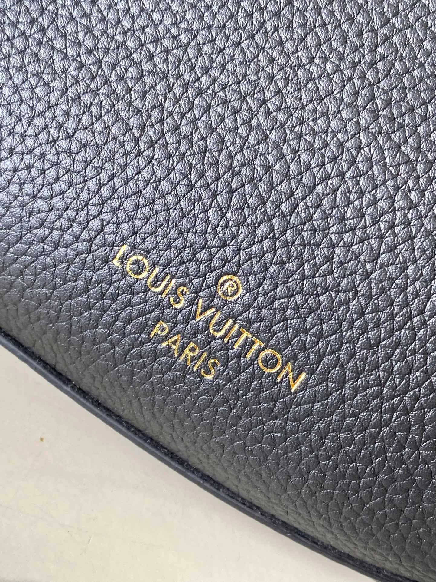 💰840 (top layer leather) top original single M11429 Low Key adopts modern and simple design, supplemented by extremely soft and smooth calf leather and exquisite details. These include LV engraved padlocks and suede calf leather lining. This carry-on style features a zippered main compartment to store essentials like your phone, wallet, and keys, as well as an adjustable strap for waist or full-body carry. Dimensions: 28 x 13 x 5.5 cm (DxHxW)