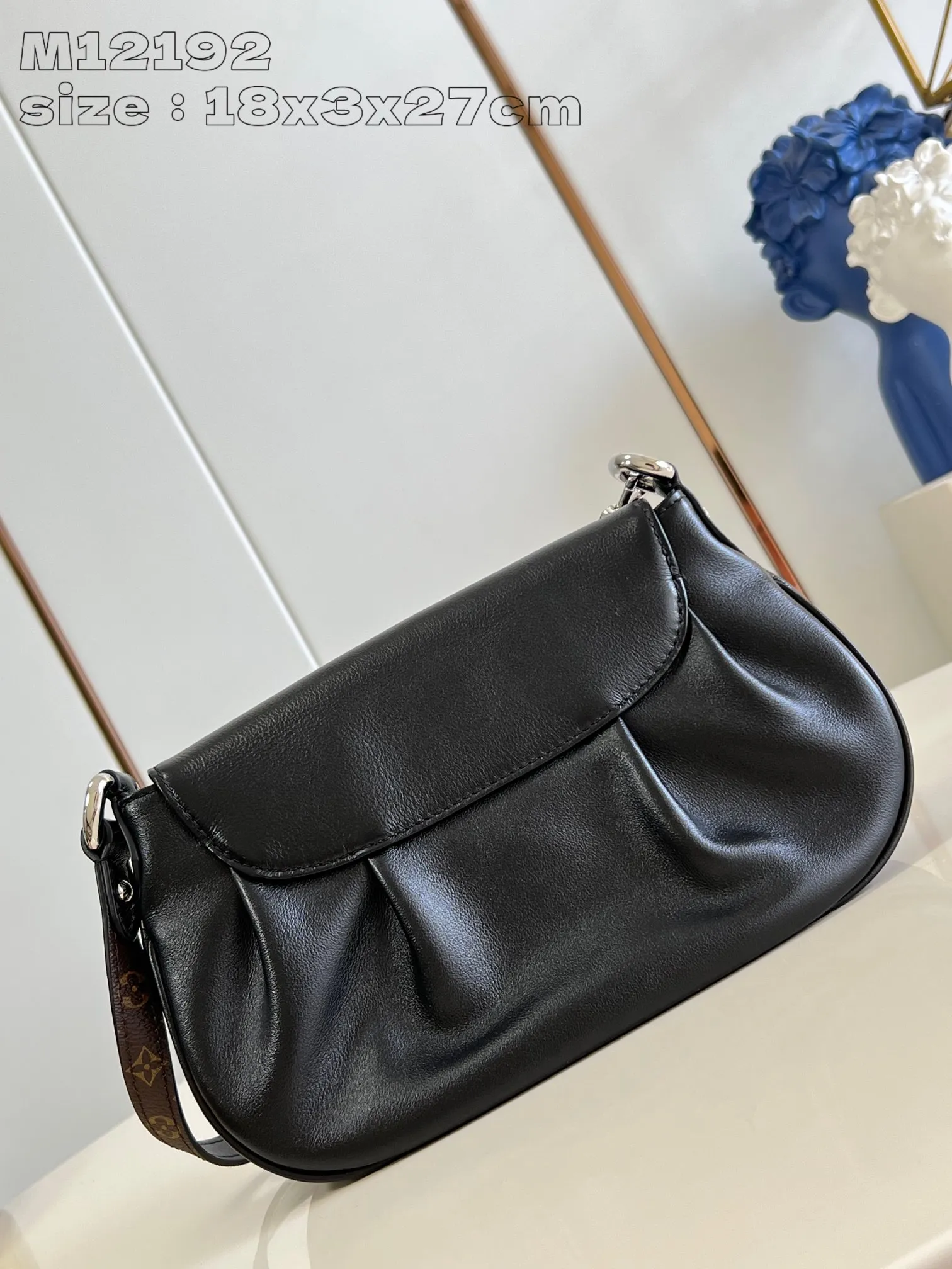 💰1140 (top layer leather) top-quality original individual real shot M12192】Louis Vuitton showcases the brand’s elegance with a new series and launches the Sunset Vibe handbag. Yingze sheep leather, Monogram canvas elements and LV buckles jointly highlight the retro style. The pocket design is convenient for storing travel needs, and the detachable shoulder strap allows for multiple carrying methods. 18 x 3 x 27 cm (height x width x length)