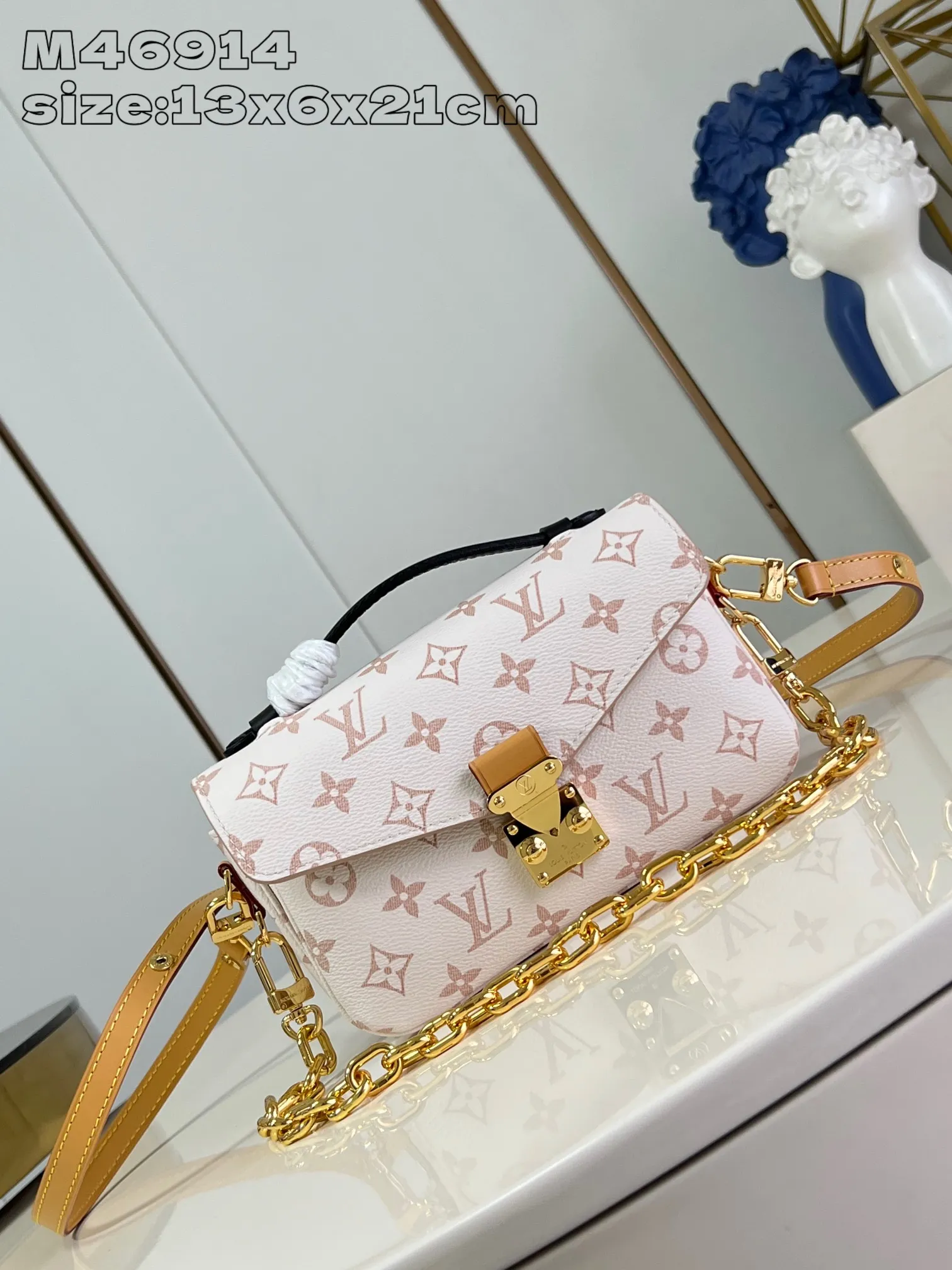 💰1000 top original order [Exclusive real shot M46914 white flower] This Pochette Métis East-West handbag is covered in Monogram Dune canvas and appears in the 2024 early spring show in soft dune colors. The delicate chain and leather shoulder strap are detachable, and the top leather handle enriches carrying options. 13.5 x 6 x 21.5 cm (height x width x length)