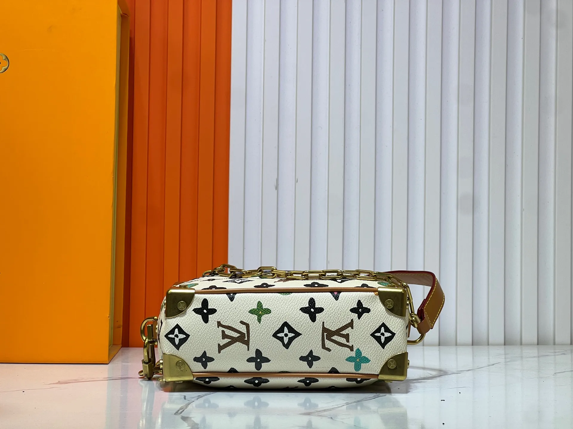 Batch 260💰Upgraded original M25132 M44480 black color white color top original single Virgil Abloh's spring and summer show presented Mini SOFT TRUNK chain bag, telling the fusion of Monogram Eclipse canvas and resin chain, tracing back to the brand's box-making heritage with an elegant yet tough temperament. Suitable for hand-carrying or shoulder-carrying. Dimensions: 18.5 x 13.0 x 8.0 cm (length x height x width)