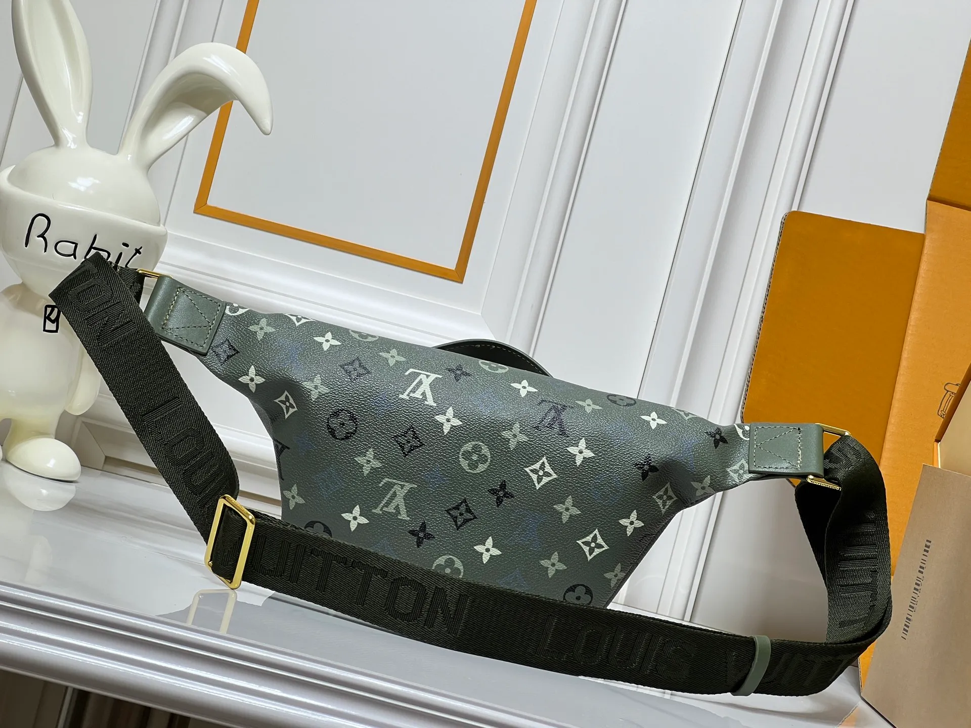 Batch 220💰Upgraded from original M15271 N00205 M14920 M14019 M47085 M43644 This Rush waist bag is made of deep Monogram canvas body decorated with Damier and Monogram Reverse embroidered patches, making the unique pattern pop out. The adjustable shoulder strap enables you to switch between waist, shoulder or cross-body wear. Dimensions: 30.0 x 15.0 x 8.0 cm (length x height x width)