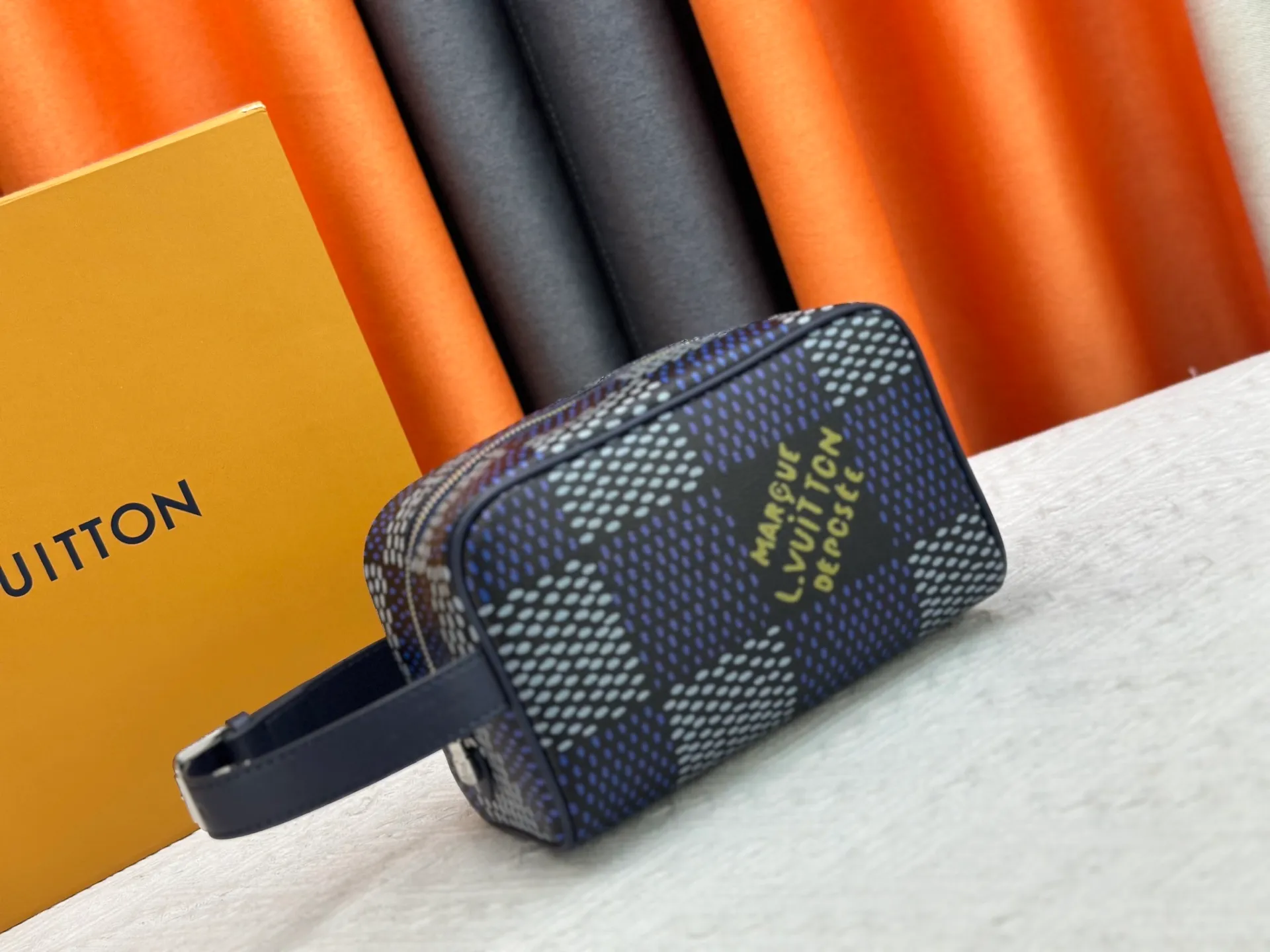 P200 upgraded original M11765 M116760M83112 M83113 N40747 N40567 M47069 M24988 This Locker Dopp Kit toiletry bag is made of Monogram canvas, integrating contemporary trends and elegant style. The compact design contains ample space to easily store daily necessities. The washable lining and adjustable side handles make it a convenient on-the-go experience. 23.0 x 13.0 x 12.0 cm (length x height x width)