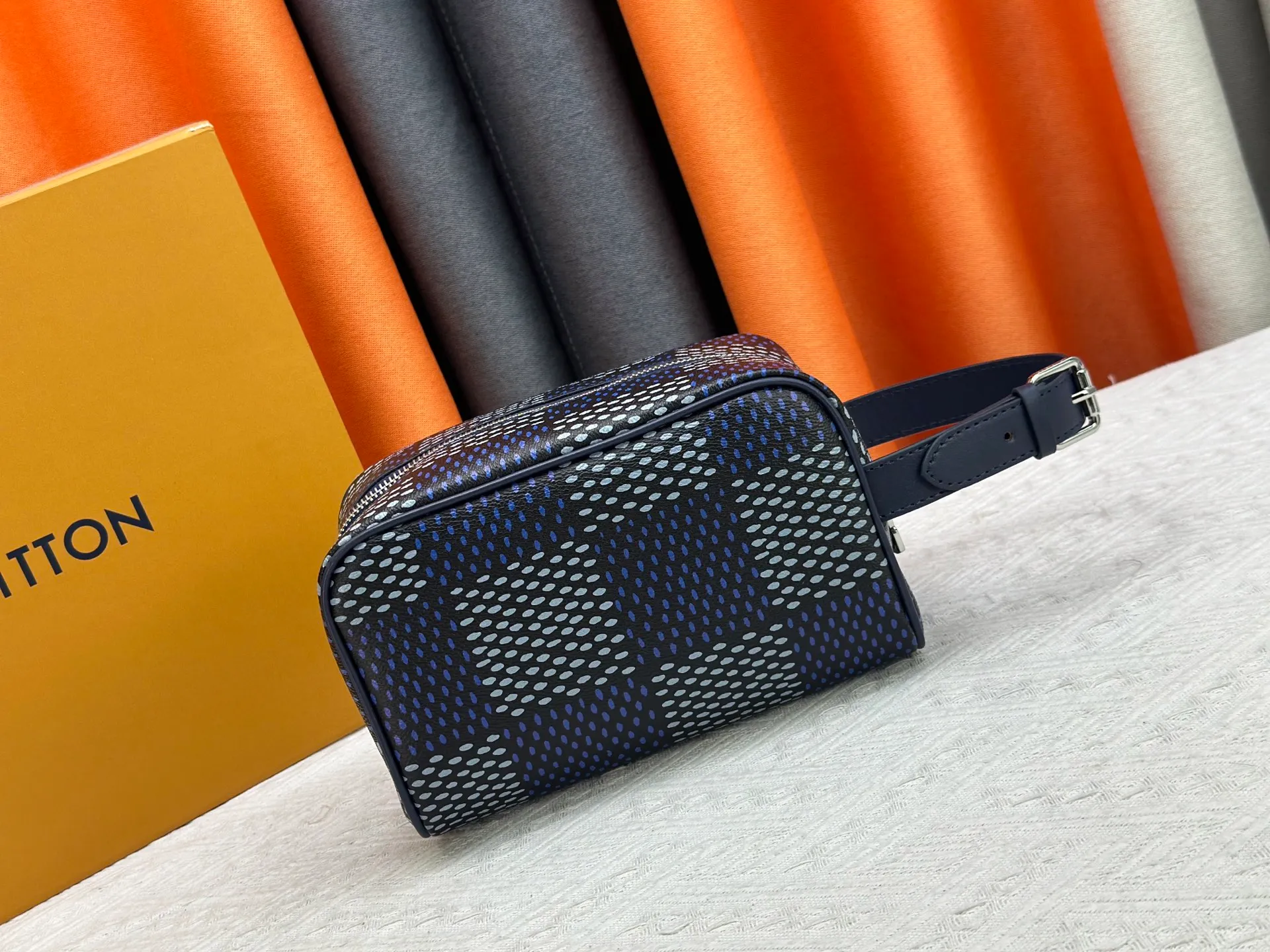 P200 upgraded original M11765 M116760M83112 M83113 N40747 N40567 M47069 M24988 This Locker Dopp Kit toiletry bag is made of Monogram canvas, integrating contemporary trends and elegant style. The compact design contains ample space to easily store daily necessities. The washable lining and adjustable side handles make it a convenient on-the-go experience. 23.0 x 13.0 x 12.0 cm (length x height x width)