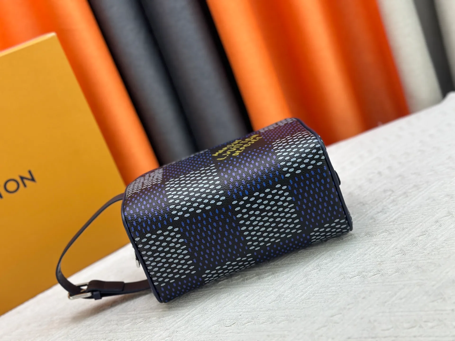 P200 upgraded original M11765 M116760M83112 M83113 N40747 N40567 M47069 M24988 This Locker Dopp Kit toiletry bag is made of Monogram canvas, integrating contemporary trends and elegant style. The compact design contains ample space to easily store daily necessities. The washable lining and adjustable side handles make it a convenient on-the-go experience. 23.0 x 13.0 x 12.0 cm (length x height x width)