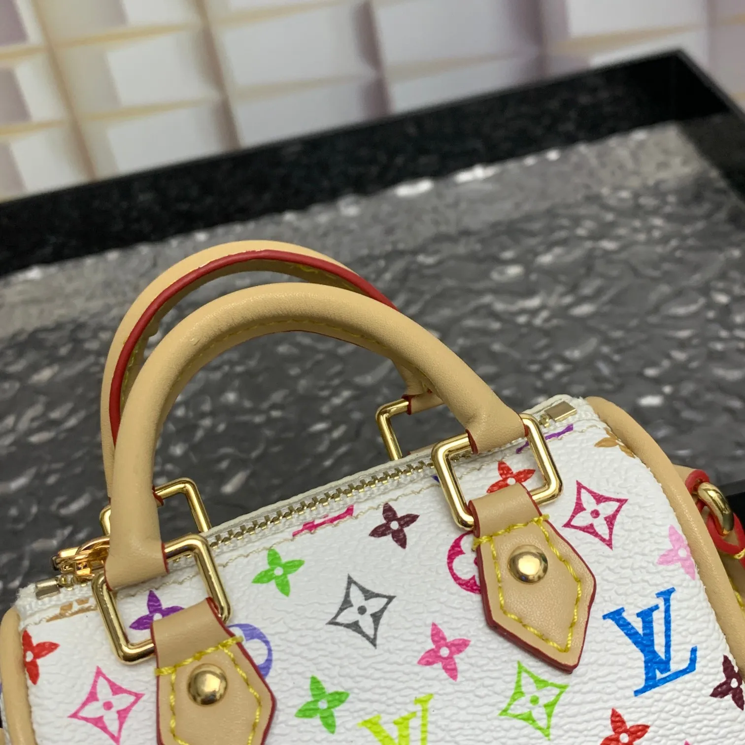 💰200 MINI KEEPALL bag charm and keychain ☀️Louis Vuitton Louis Vuitton lv mini pillow bag pendant ☀️This Mini Keepall bag charm and keychain condense the classic handbag configuration, boldly showing the spirit of adventure. Monogram canvas with LV inscribed hook buckle, whether hung on a belt or handbag, its zipper closure and built-in keychain ensure secure storage