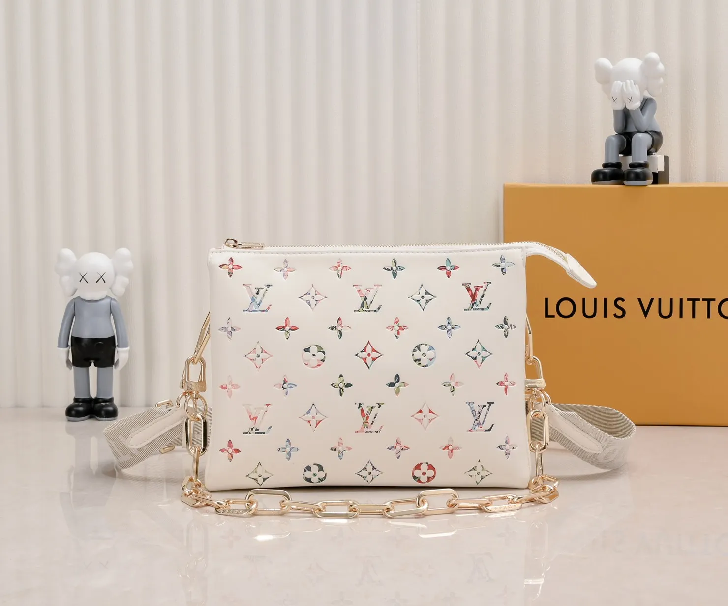 ¥340💰 Exclusive real shot-upgraded version ‼ ️ M21353 color printing 57790 This small Coussin handbag is made of Monogram embossed sheep leather, and the floral pattern is cleverly integrated into the LV letters and Monogram flowers. The chunky chain makes it easy to carry over the shoulder, and the wide adjustable fabric strap makes it easy to wear cross-body. Dimensions: 26.0 x 20.0 x 12.0 cm (length x height x width)