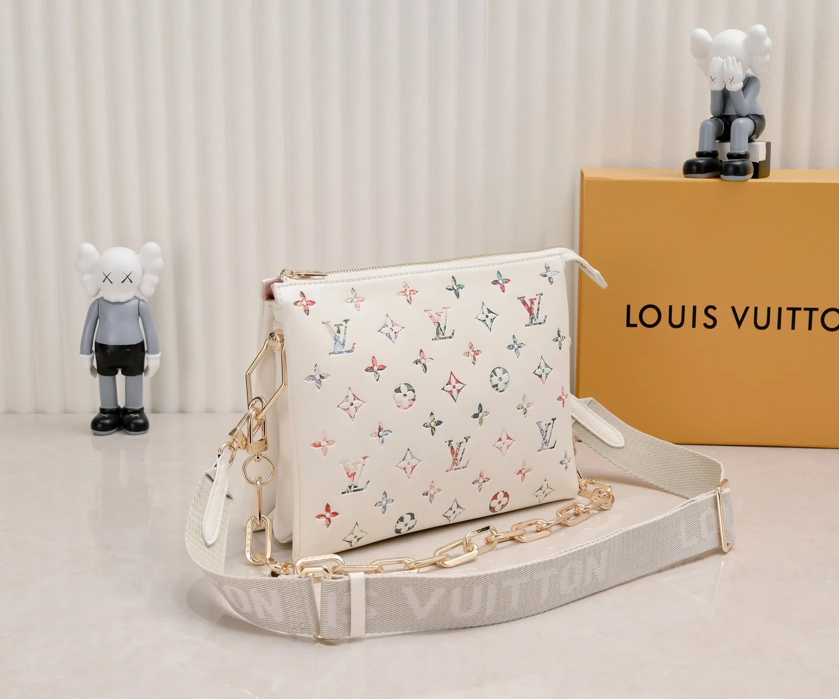 ¥340💰 Exclusive real shot-upgraded version ‼ ️ M21353 color printing 57790 This small Coussin handbag is made of Monogram embossed sheep leather, and the floral pattern is cleverly integrated into the LV letters and Monogram flowers. The chunky chain makes it easy to carry over the shoulder, and the wide adjustable fabric strap makes it easy to wear cross-body. Dimensions: 26.0 x 20.0 x 12.0 cm (length x height x width)
