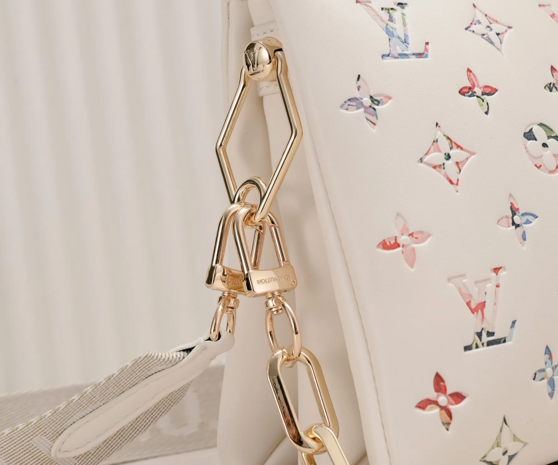 ¥340💰 Exclusive real shot-upgraded version ‼ ️ M21353 color printing 57790 This small Coussin handbag is made of Monogram embossed sheep leather, and the floral pattern is cleverly integrated into the LV letters and Monogram flowers. The chunky chain makes it easy to carry over the shoulder, and the wide adjustable fabric strap makes it easy to wear cross-body. Dimensions: 26.0 x 20.0 x 12.0 cm (length x height x width)